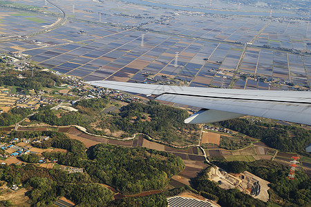 从机翼和农村的飞机上看到空气房屋天空航班翅膀场景旅行商业航空公司假期图片