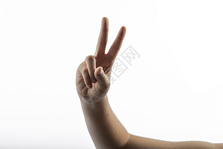 年轻手举起胜利的标志空手手指孩子食指拳头拇指胳膊信号男生无名指图片