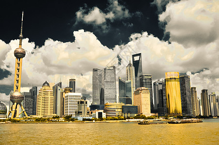 中国上海 2011年8月6日 城市景象天线从t场景市中心办公室天空景观商业反射地平线建筑地标图片