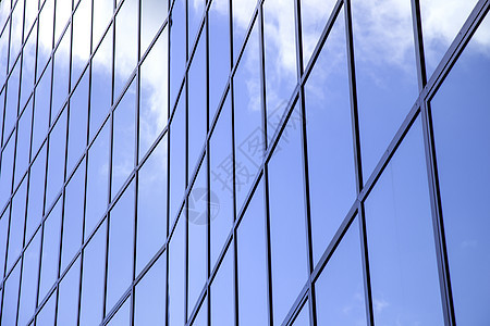 现代建筑表面云层和蓝天空反射的现代建筑商业反射窗户摩天大楼玻璃民众技术大厦管理人员金属图片