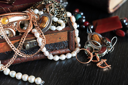 珠宝盒女性工艺琥珀色手镯戒指配饰耳环遗产对象艺术背景图片