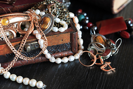 珠宝盒女性工艺琥珀色手镯戒指配饰耳环遗产对象艺术背景图片