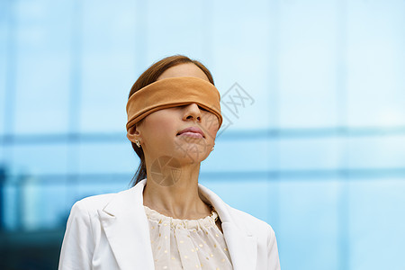 在办公大楼附近 蒙着双眼的西班牙女商务人士预测办公室风险眼睛眼罩情怀成人建筑女士女性图片