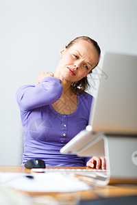 工作太辛苦     年轻女性在电脑上工作职业工人技术疼痛晴天金发笔记本人士商业金融图片