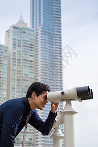 亚洲商务人士 带望远镜的亚洲商务人士 看着城市愿望建筑物企业家领带成人工作战略预测监控套装图片