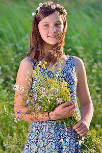 女童在性质上享受假期闲暇女性快乐乐趣童年公园女儿女学生图片