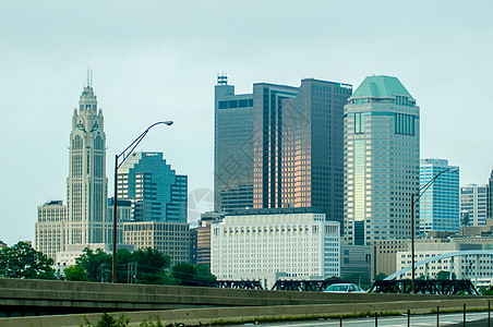 哥伦布俄亥俄州天际和市区街道 下午晚些时候景观天际建筑学建筑摩天大楼城市交通图片