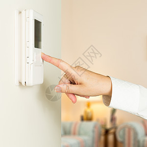 白种女人按现代自动调温器控制技术展示暖通家庭消费者屏幕控制板女性纽扣图片