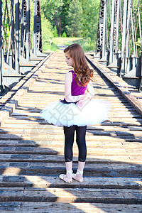 芭蕾舞女足尖女孩裙子紫色想像力戏服头发舞蹈家森林演员图片