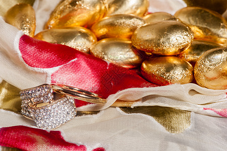 彩色织物上的结婚戒指传统浪漫周年宝石珍珠庆典订婚仪式假期热情图片