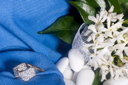 彩色织物上的结婚戒指周年纪念日礼物假期热情展示浪漫庆典联盟珠宝图片