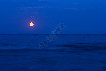 满月在海面上波纹月球海洋黑暗环境月亮地平线天空码头行星图片