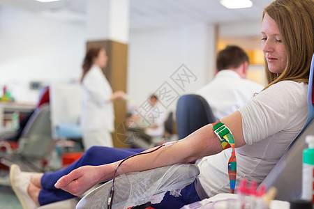 护士和捐血的献血者病人手臂管子康复管道男性乐器服务保健医院图片