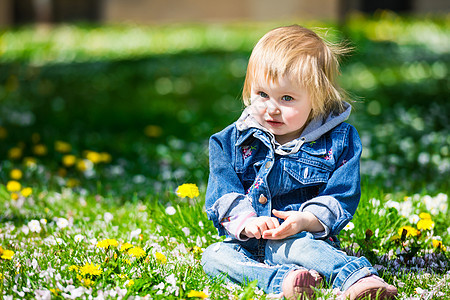婴儿在田中花朵太阳孩子蓝色微笑喜悦草地幸福公园乐趣图片