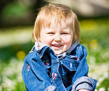 婴儿在田中女孩植物太阳微笑金发场地蓝色阳光幸福花朵图片