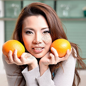 快乐的亚洲女人在厨房做饭幸福房子蔬菜胡椒主妇食物女士女性营养家庭图片