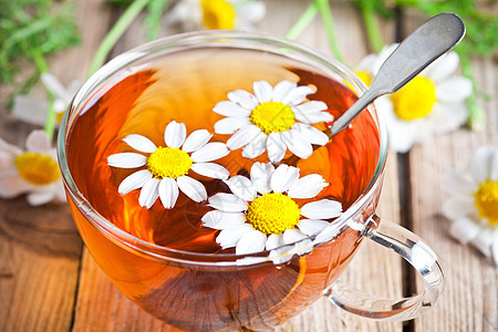 茶杯加甘菊花香气叶子花瓣甘菊饮料飞碟杯子芳香木头玻璃图片