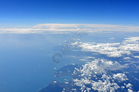 地表表面有海云天际航班天线土地支撑空气晴天地平线飞机运输图片