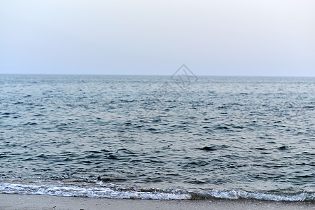 海浪在岸上滚滚海岸线阳光热带天空假期蓝色泡沫海岸天气场景图片