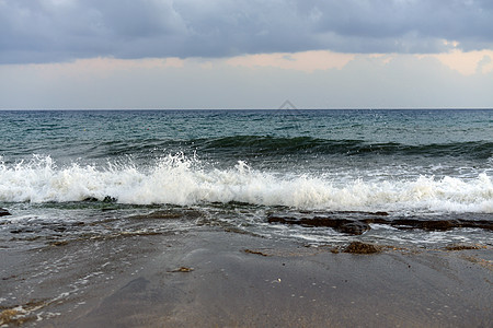 海浪在岸上滚滚季节天堂旅游海洋太阳场景地平线泡沫晴天天气图片