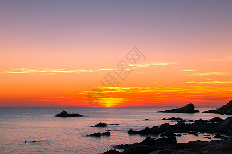 海岸日落冲浪天空海岸线蓝色紫色环境海洋海景支撑岩石图片