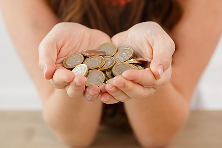金钱 金融 财财 有一堆硬币的女孩女性薪水经济公寓桌子裙子现金平衡货币手指图片