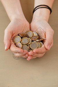 金钱 金融 财财 有一堆硬币的女孩货币薪水裙子房子经济公寓女性现金桌子平衡图片