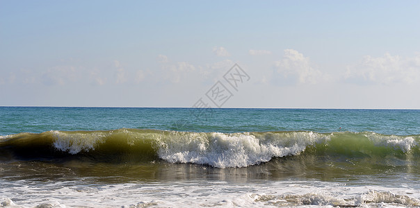 海浪在岸上滚滚天空海景季节热带海洋晴天海滩支撑蓝色海岸线图片