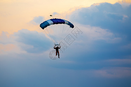不明的天空潜水员 蓝天上的伞兵危险运动旅行太阳乐趣行动航班天线练习曲自由图片