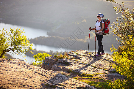 在悬崖上登山 享受山谷风景图片