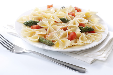 Farfalle 番茄和阿斯帕拉古沙拉桌子营养食物午餐蔬菜美味沙拉盘子玻璃敷料图片