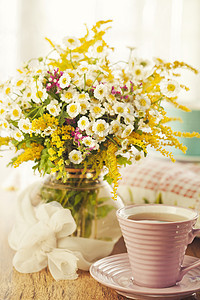 两杯茶和夏花花园派对花束奢华花朵风格花瓶早餐枕头装饰图片