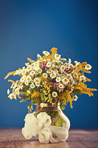 野生鲜花婚礼庆典蓝色橙子花瓣叶子礼物生活植物群桌子图片