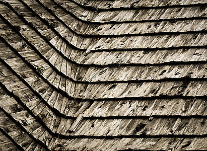 旧的被损坏的木板屋顶图片