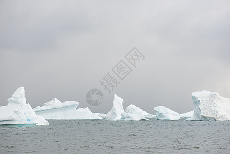 美丽的冰山天空灰色魔法蓝色气候冰川季节孤独海洋旅行图片