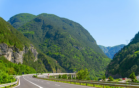 穿过阿尔卑斯山的公路图片