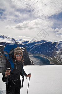 挪威 Trolltunga山探险者峡湾高度高山山脉岩石全景男性巨魔男人旅行图片