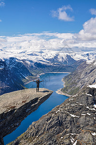 挪威 Trolltunga山探险者高度冒险男人山脉高山巨魔远足者全景旅行冒险家图片