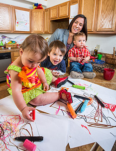 厨房家庭婴儿早餐父母艺术午餐房子孩子们工艺食物兄弟姐妹图片
