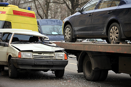 一辆客车和一辆拖车的碰撞令人难以置信图片