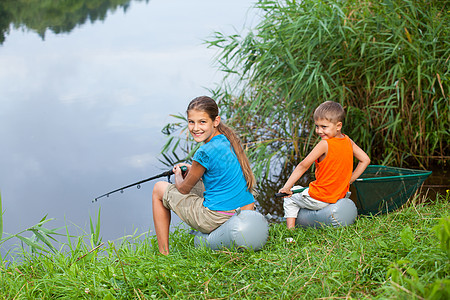 幼童捕鱼荒野男性活动乐趣动物两个人渔夫娱乐女性闲暇图片