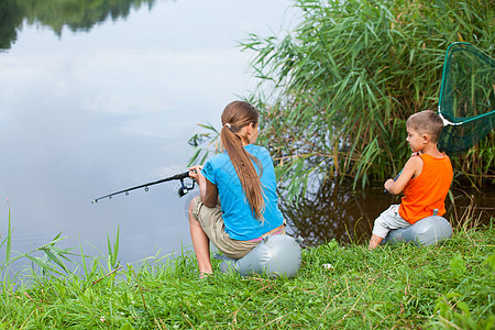 幼童捕鱼钓鱼兄弟活动动物渔夫鲤鱼乐趣荒野婴儿孩子们图片