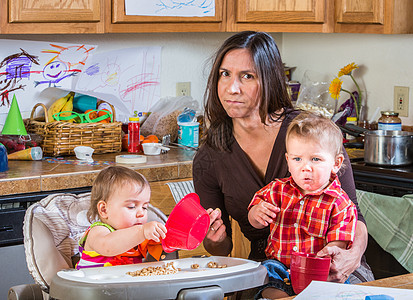受重压的母亲食物午餐妈妈高脚椅厨房工艺保姆早餐父母家庭图片