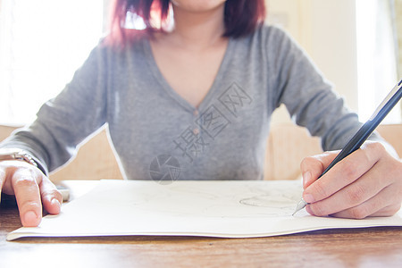 妇女用铅笔绘画 草图画手艺术白色桌子女孩工作室商业教育工作女性工艺图片