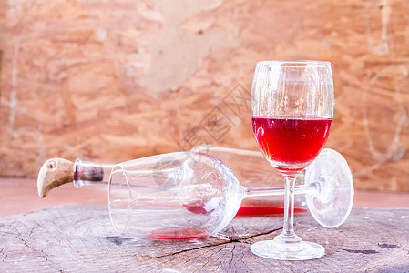 木木背景的红葡萄酒 生命形象瓶子运动餐厅软木派对菜单酒杯庆典葡萄园产品图片