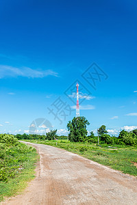 红色和白色的通讯塔 与许多不同的天线 在晴朗的天空下商业移动通信频率电脑天空车站网络广播环境图片