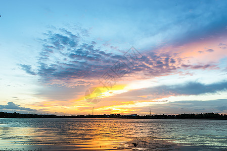 湖面的日落戏剧性天空丘陵打印海滩池塘反射山脉时间墙纸图片