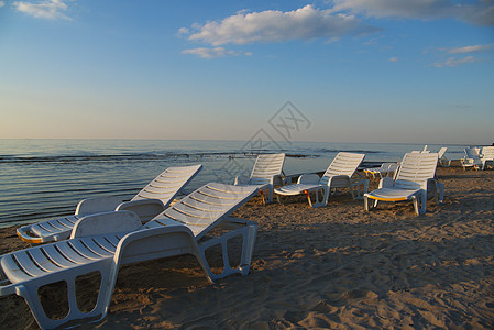 沙滩上的长尾须蓝色泡沫场景刀具海洋躺椅发射地平线卵石海岸图片