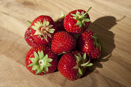 木制桌上的新鲜草莓营养木头木板桌子甜点食物水果乡村收成浆果图片