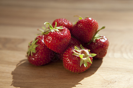 木制桌上的新鲜草莓木头叶子营养桌子乡村收成果味水果甜点浆果图片